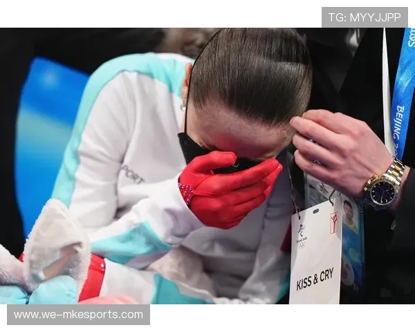 足球球星滑倒瞬间引发全场哗然专家解析如何避免赛场上的滑倒事故