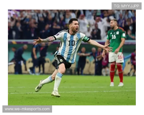 足球紧身衣球星高清图片展示,精彩瞬间尽显运动员强大实力与风采